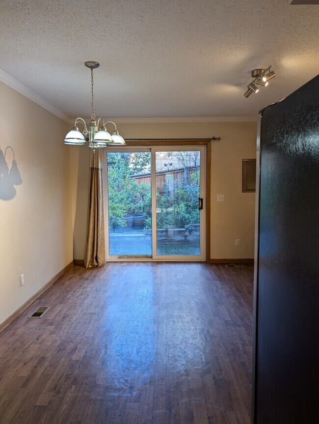Foto del edificio - 2110 Oakcrest Cir