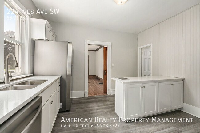 Foto del edificio - 224 Ives Ave SW