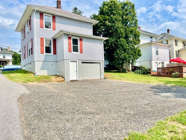 Building Photo - 132 N Main St