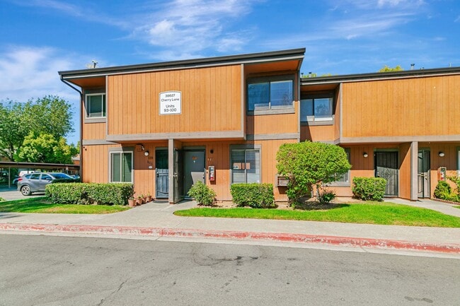 Building Photo - 2BR 1.5BA Condo For Rent – Prime Central F...