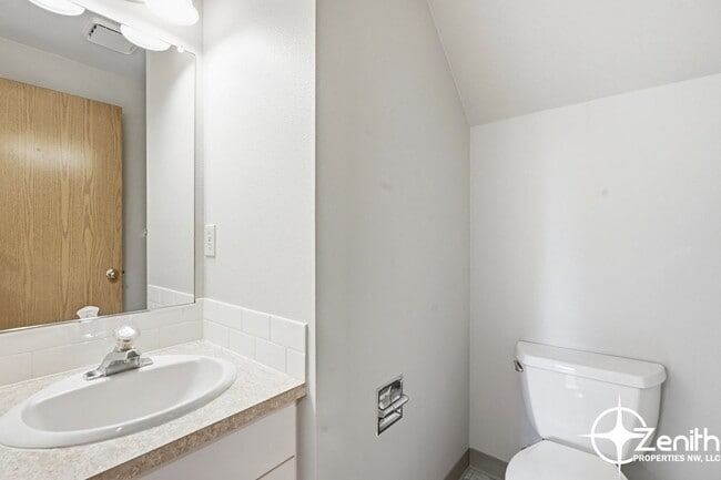 Building Photo - 652 W 5th St