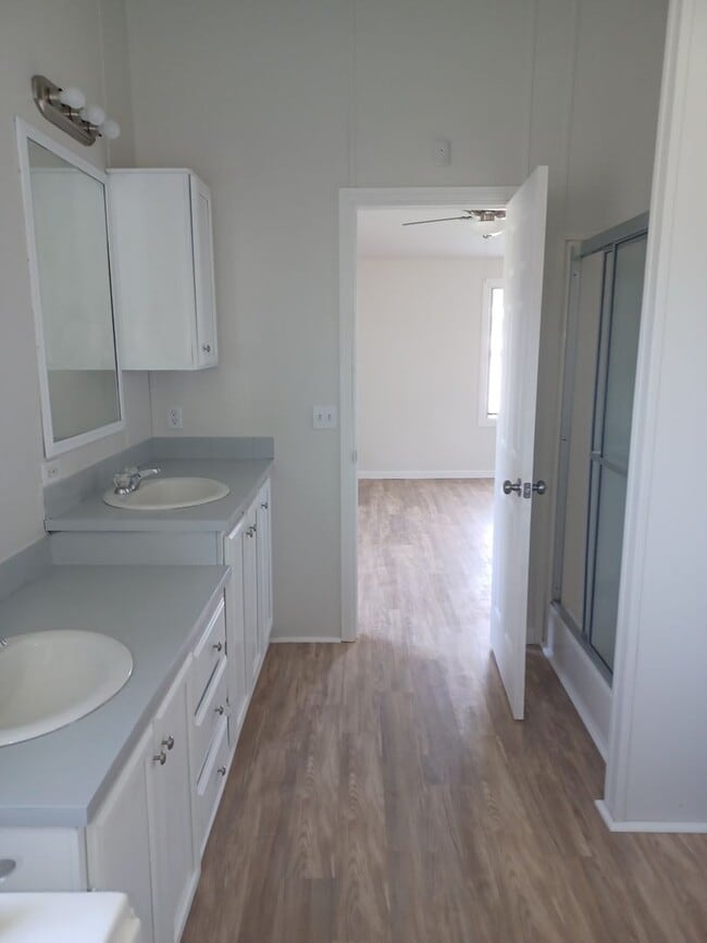 Building Photo - Freshly Remodeled