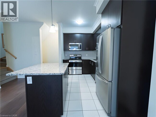 Photo du bâtiment - 590 N Service Rd