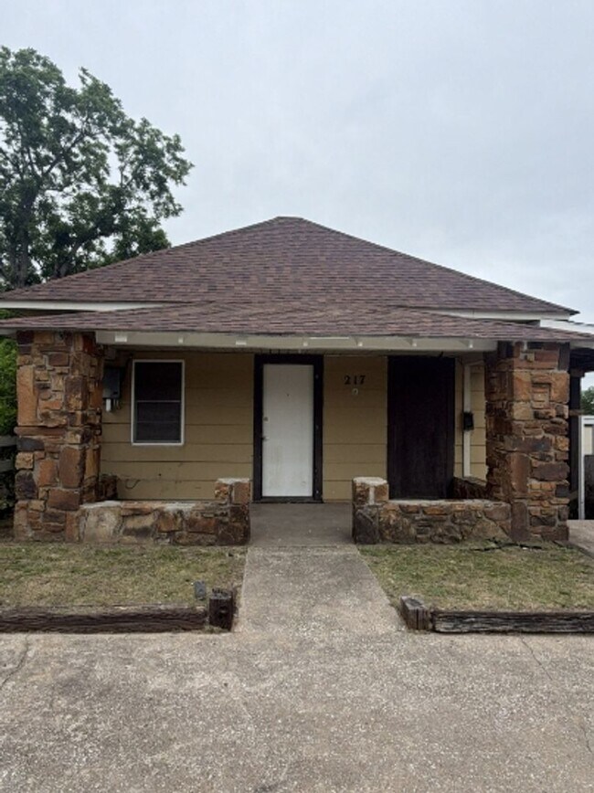 Building Photo - 217 N Wilson Ave
