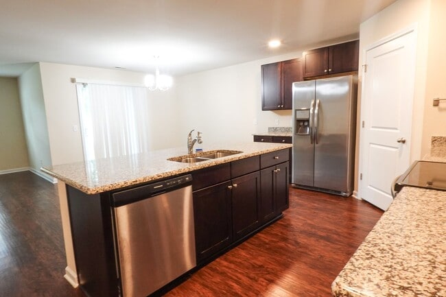 Foto del edificio - Coming Available!