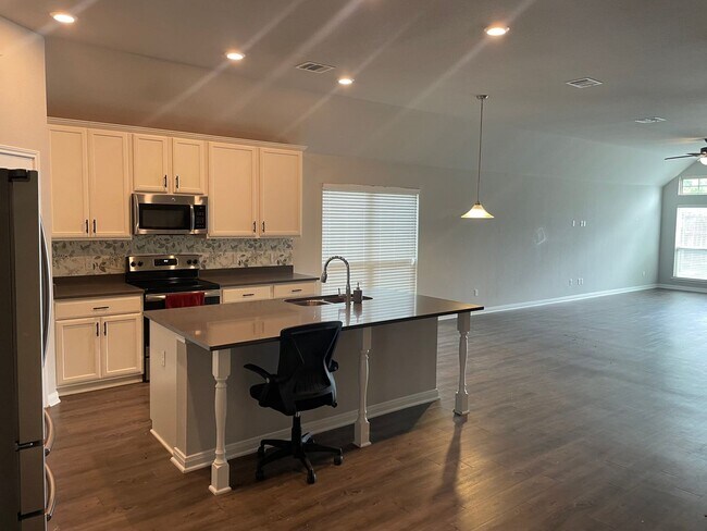 Foto del edificio - 4 BEDROOM NEAR STILLHOUSE HOLLOW LAKE
