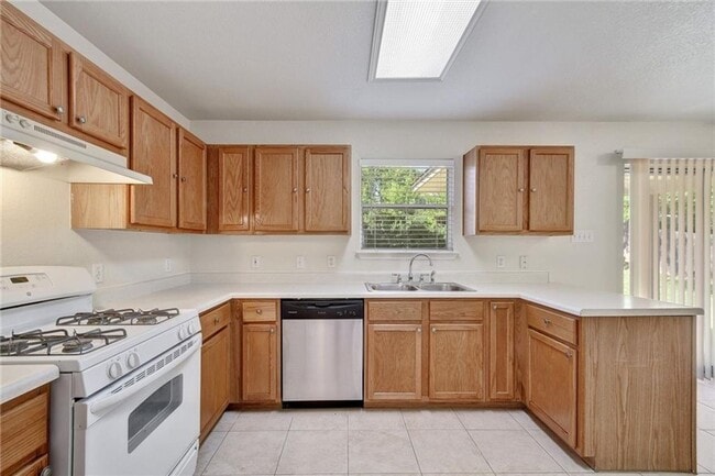 Foto del edificio - Large 4 Bedroom Home Near Major Conveniences