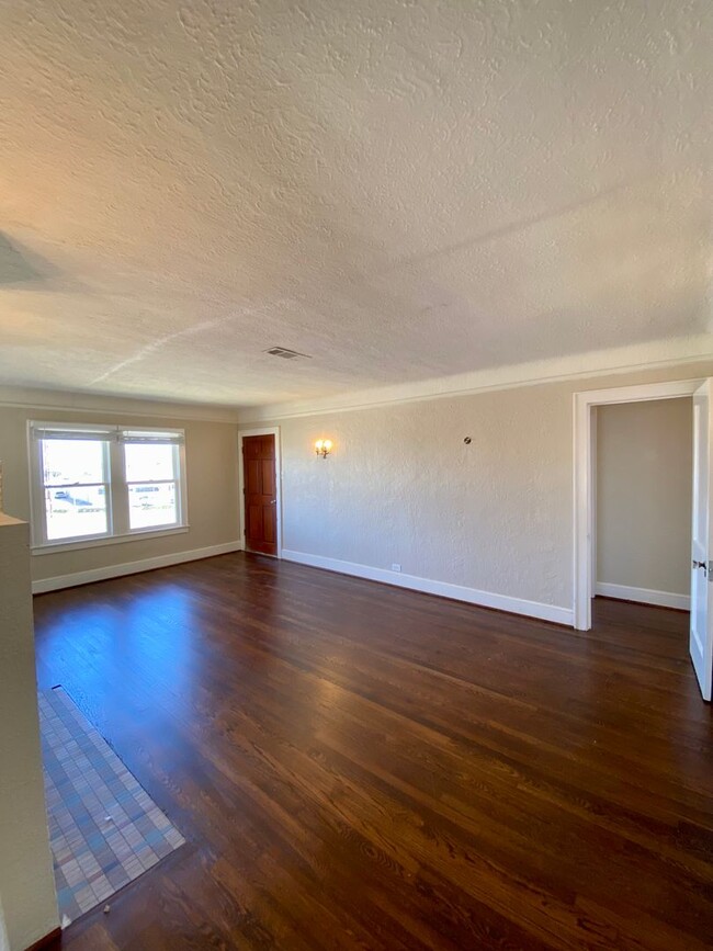 Building Photo - 2 bed/1 bath Duplex Overlooking Dallas Sky...