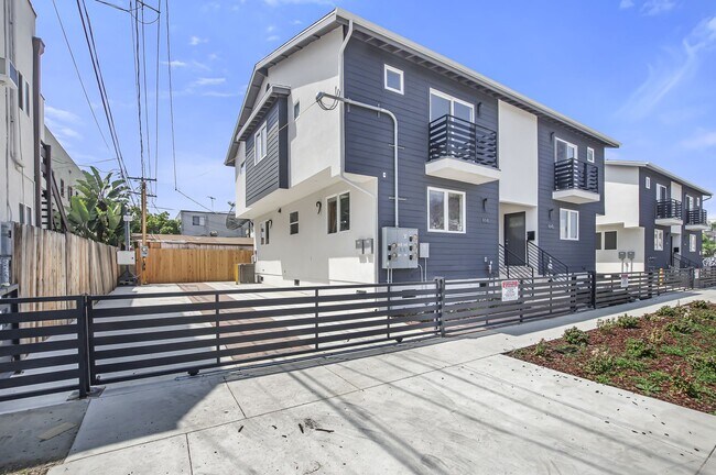 Flamante 2020 construcción - 4114 Oakwood Ave