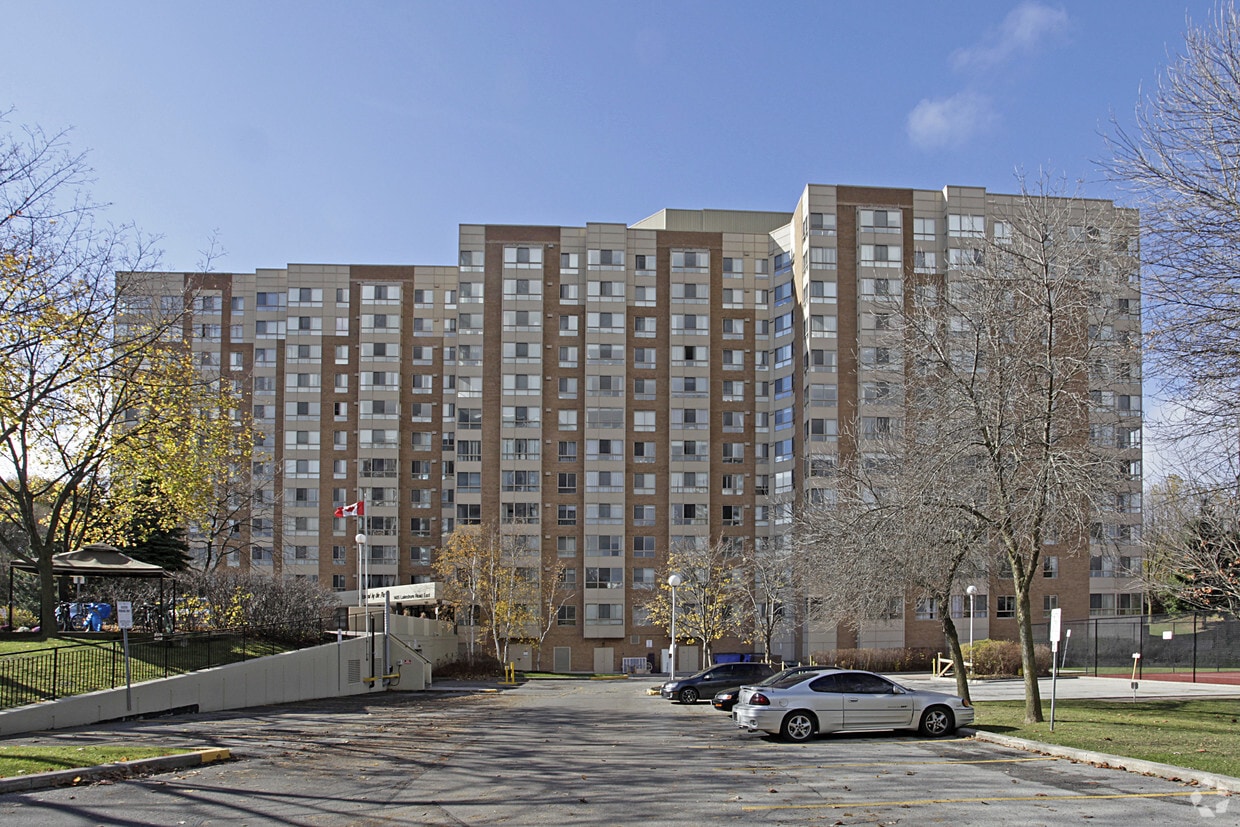 Building Photo - Lakewood by the Park