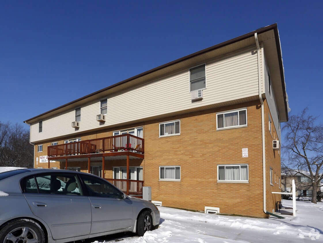 1,215 CON Wayne - 1215 W Wayne St