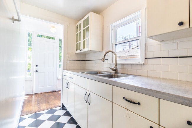 Kitchen - 6039 Piedmont Ave