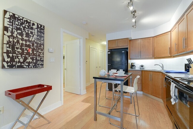 Building Photo - 348 Wellington St W