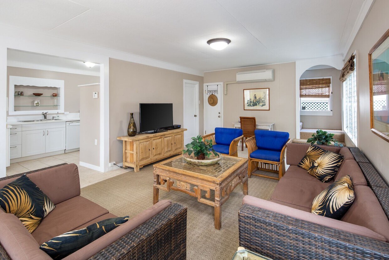 Primary Photo - Steps from beautiful Kailua Beach, fully furnished 3 bedroom, 2 bath single family home