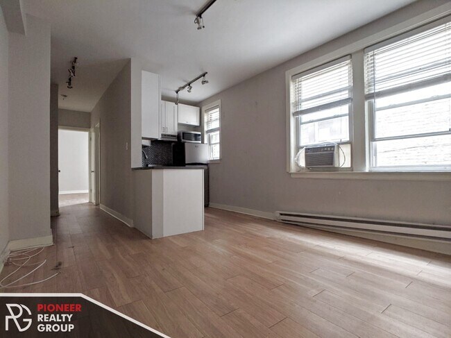 Building Photo - 517 W Belmont Ave