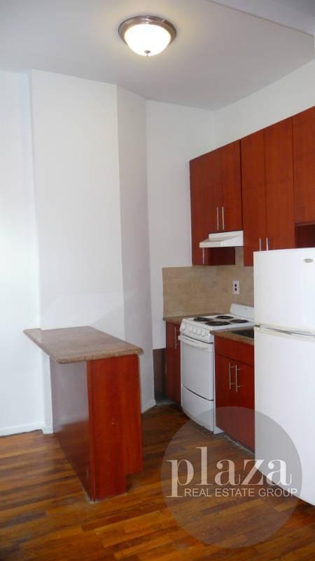 Building Photo - 882 Lexington Ave