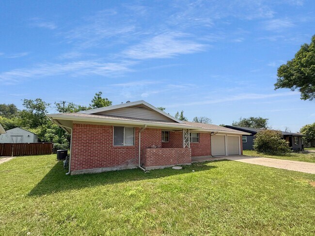Foto del edificio - Charming 3-Bedroom Home with Bonus Room in...