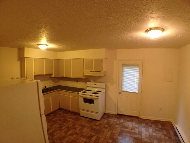 Kitchen - 895 Newtown Ct