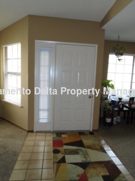 Building Photo - Great Roseville home near the Galleria Mall!
