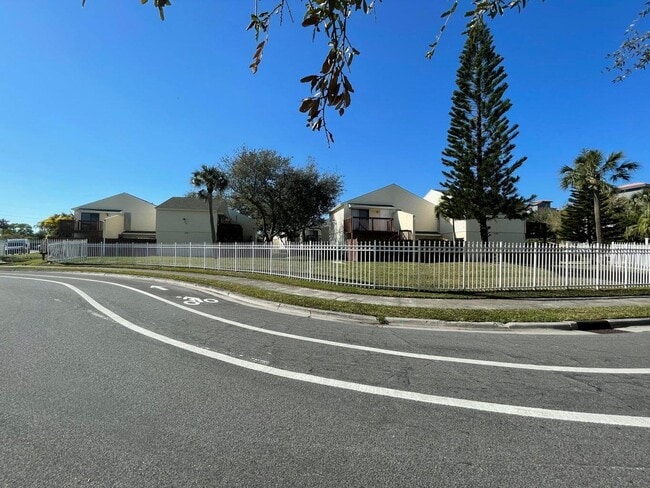 Building Photo - 637 Executive Center Dr