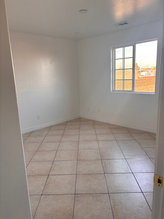 Building Photo - 1137 S Herbert Ave