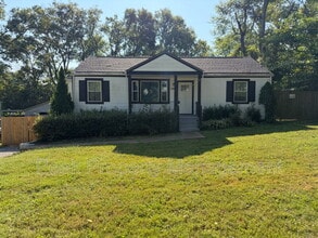 Building Photo - 2204 Sandra Dr