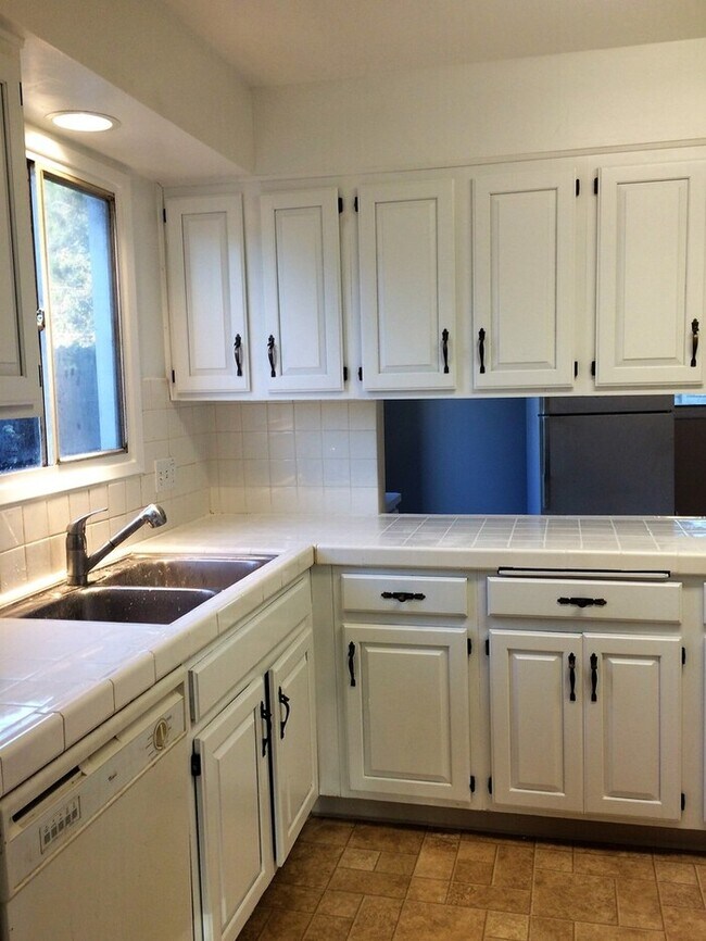 Building Photo - 711 San Ramon Dr