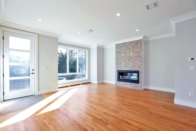 Building Photo - 463 Roff Ave