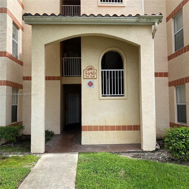 Foto del edificio - 3450 Pinewalk Dr N