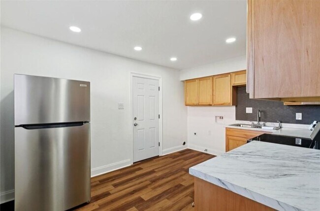 Foto del edificio - 2427 Octavia Dr