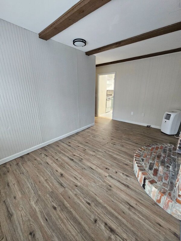 Foto del edificio - 5130 Lord Tennyson Rd