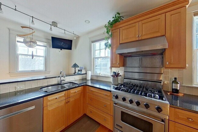Foto del edificio - 27 Cranston Ave
