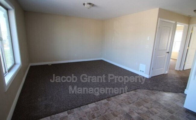 Building Photo - 225 Opal Ct
