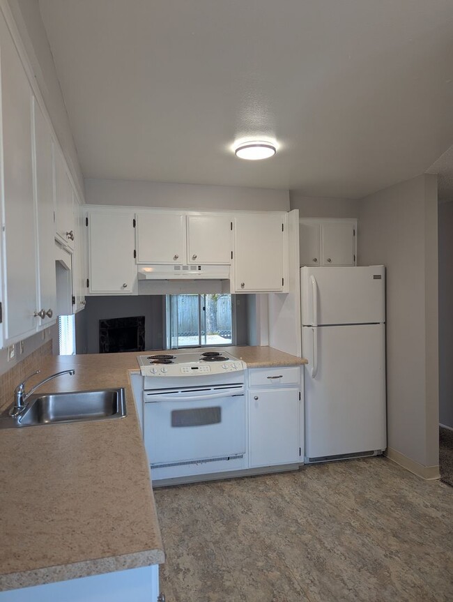 Building Photo - $100O  OFF  1ST  FULL MONTH'S  RENT IF  MO...