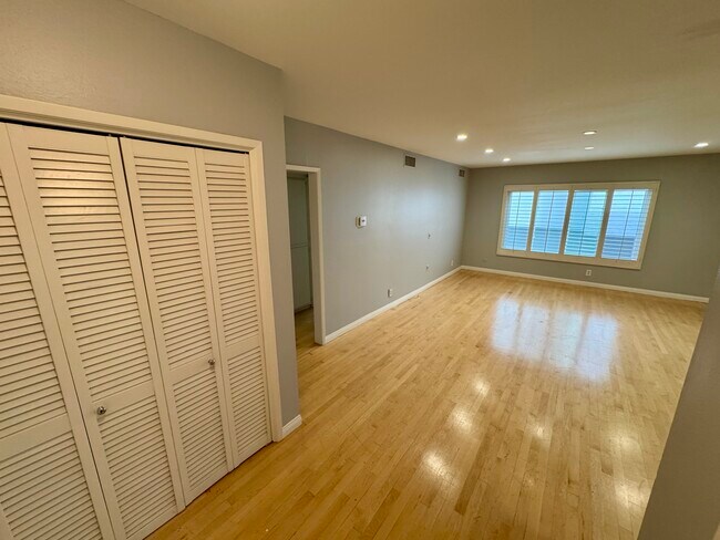 Foto del edificio - 1250 N Kings Rd