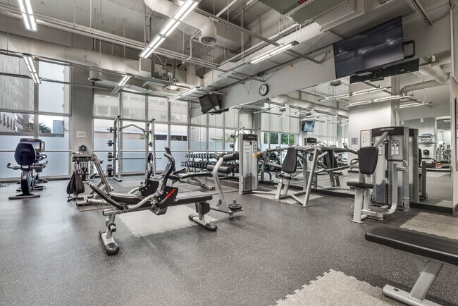 Foto del edificio - 655 W Irving Park Rd