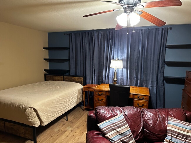 Building Photo - 494 Nicolas Rd