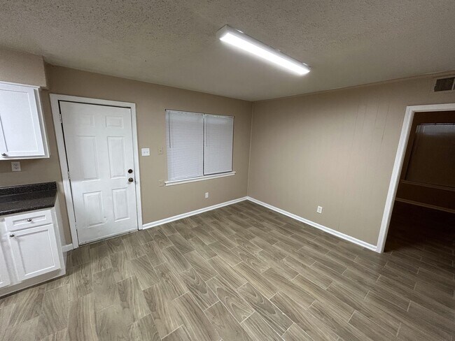 Building Photo - 4590 Valley Stream Dr