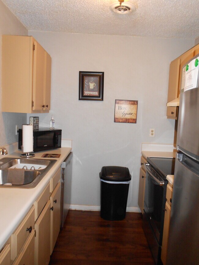 Kitchen - 7 Lakeshore Cir