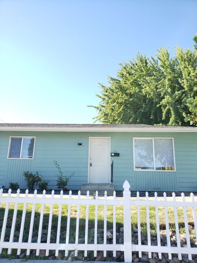 Primary Photo - 303-307 Lewis St
