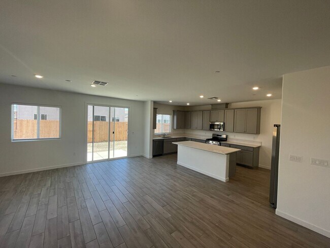 Foto del edificio - Brand New 4br/2.5ba with separate 1br apt ...