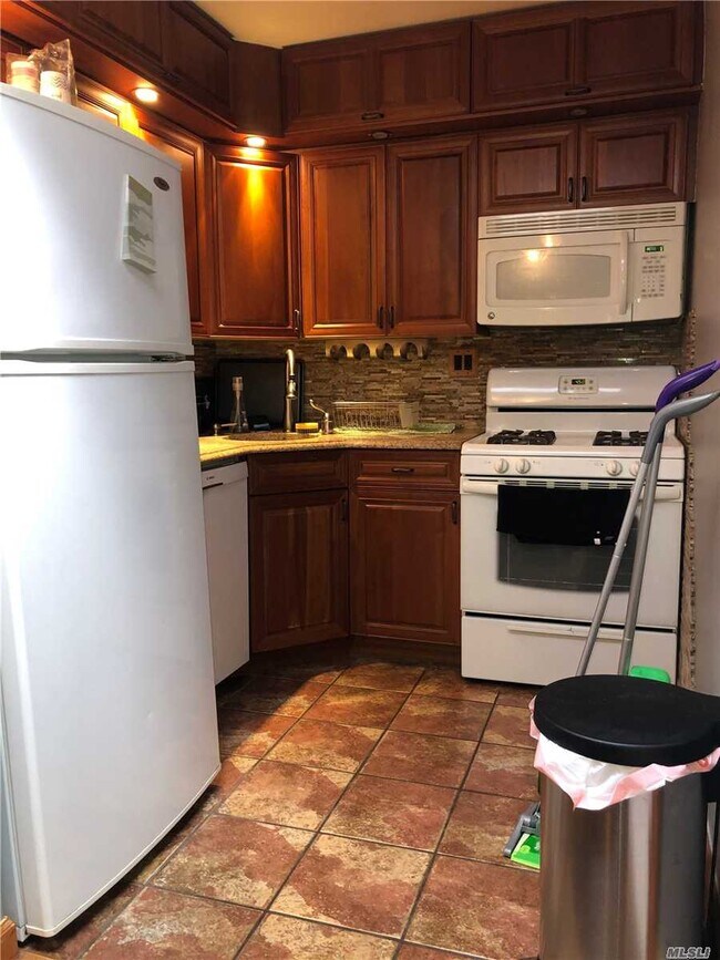 Building Photo - 61-12-61-69 69th St