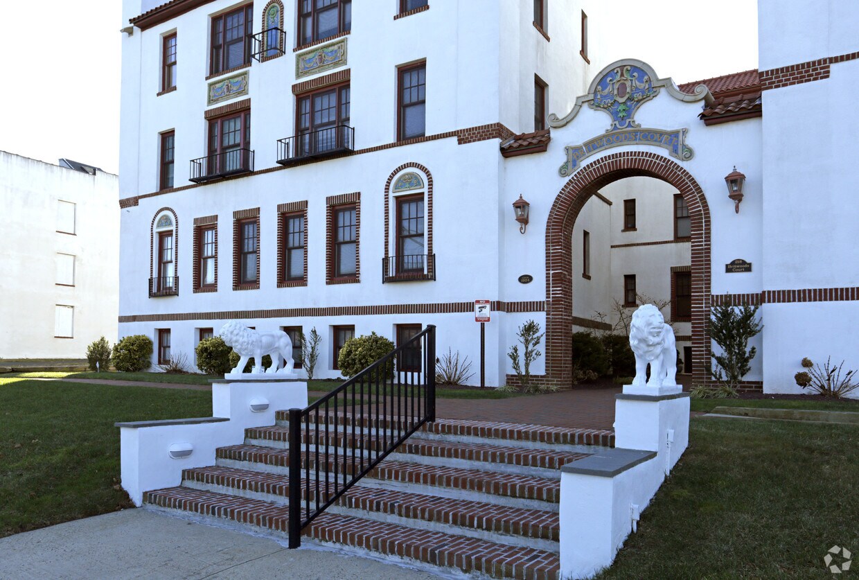 Entrada - Britwoods Court