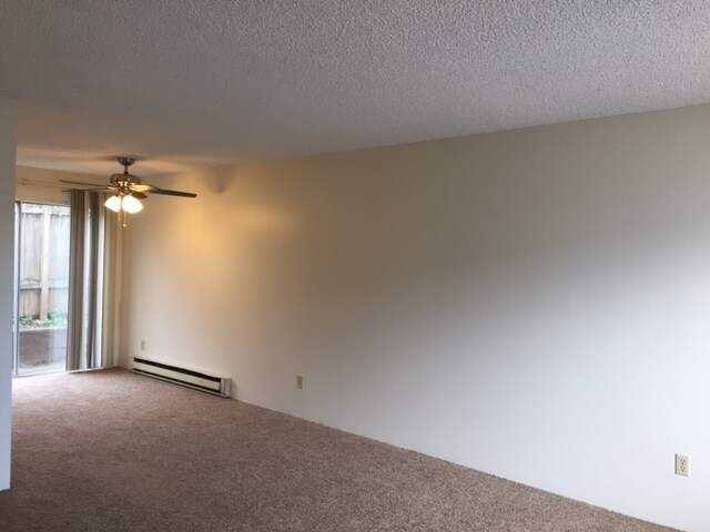 Building Photo - Montavilla Townhouse Style Apartment!
