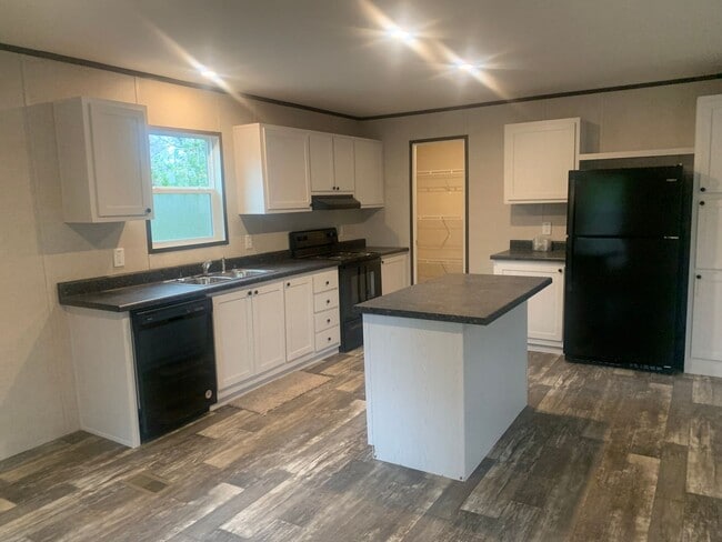 Foto del edificio - For Rent: 3 Bedroom, 2 Bath Newer Mobile Home.