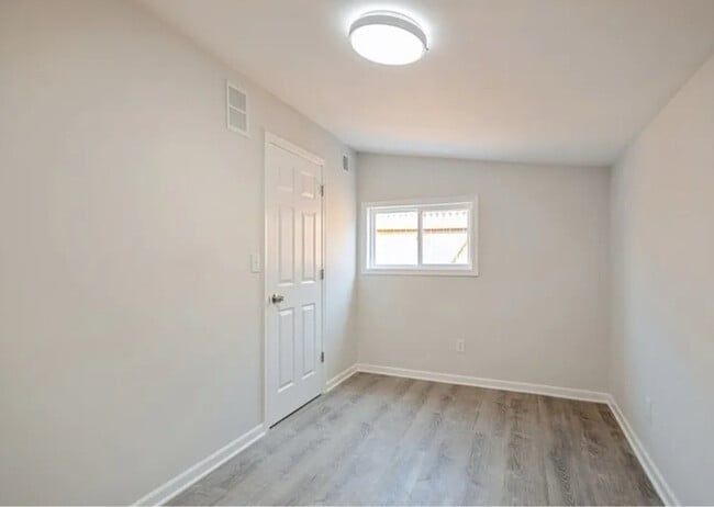 Foto del edificio - 2155 N Mobile Ave