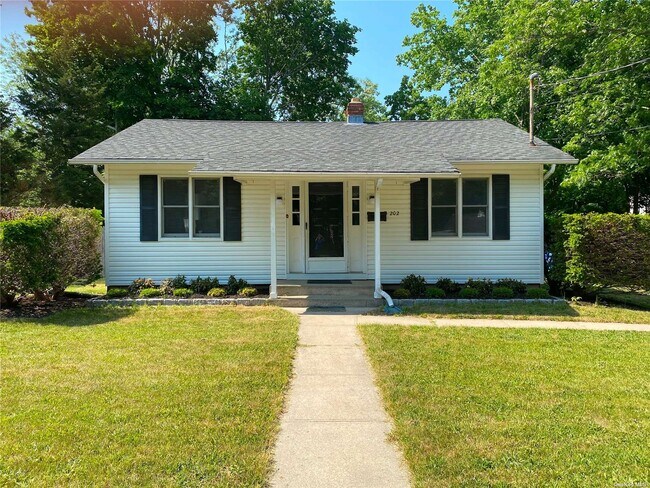 Building Photo - 202 Oakwood Rd