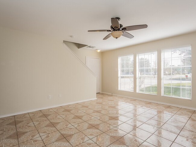 Foto del edificio - 2106 Falling Oaks Rd