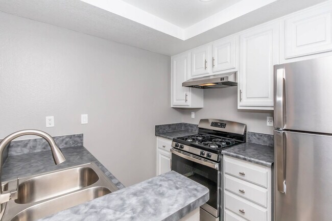 Foto del edificio - Palm Court Apartment Homes