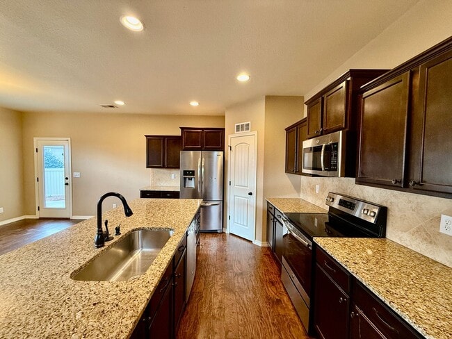 Building Photo - Beautiful Bedroom in Forest Meadows!